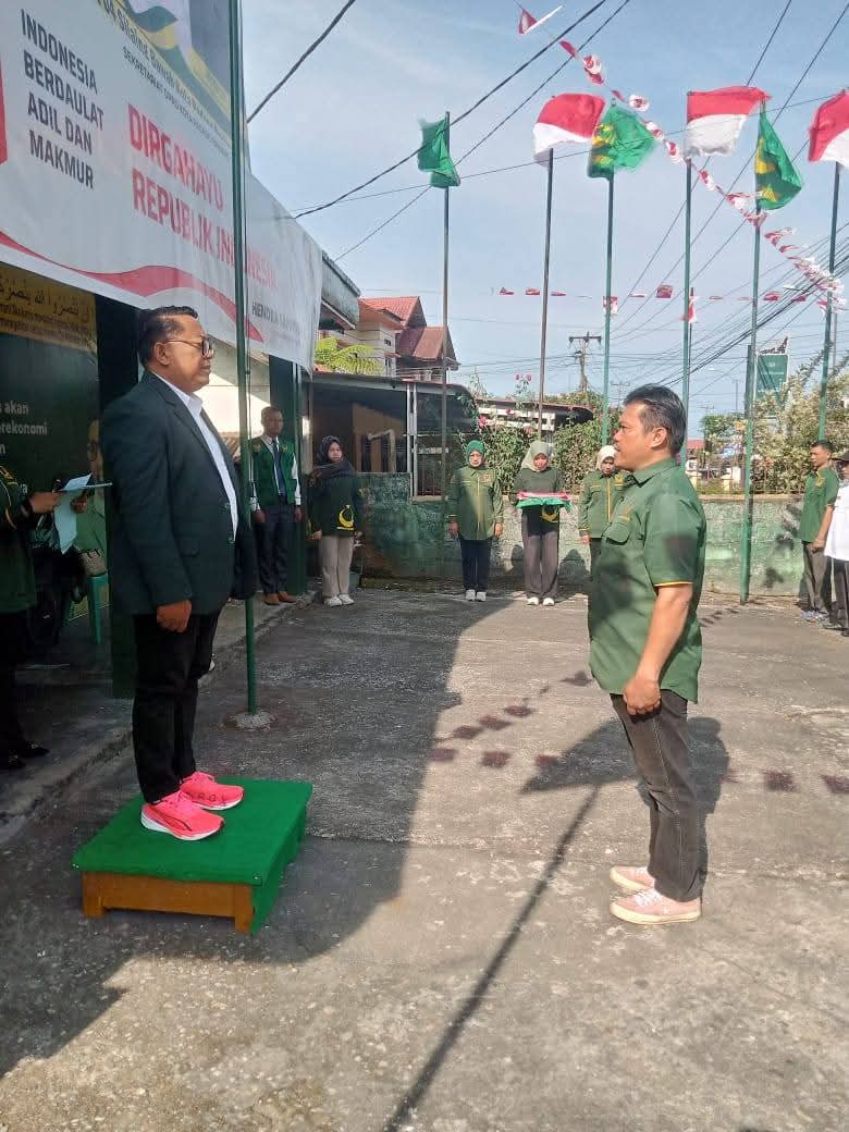 Ketua DPC PBB Kota Padang Panjang, Hendra Saputra, SH, ketika memimpin peringatan HUT Kemerdekaan RI ke 81 dihalaman kantornya.
